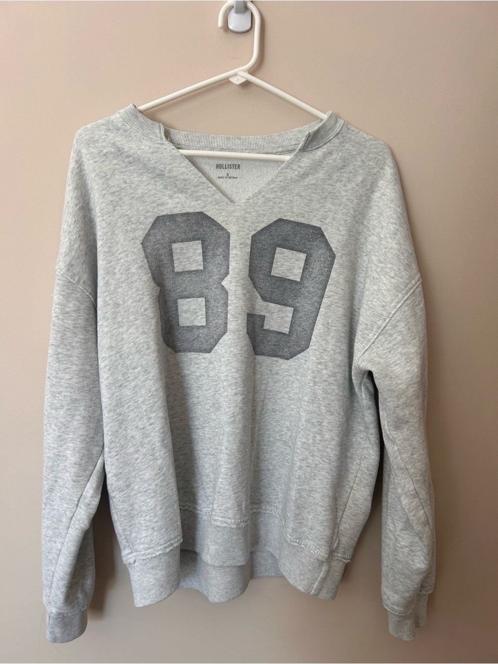 Hollister Light Gray Crewneck ‘89 Graphic Sweatshirt